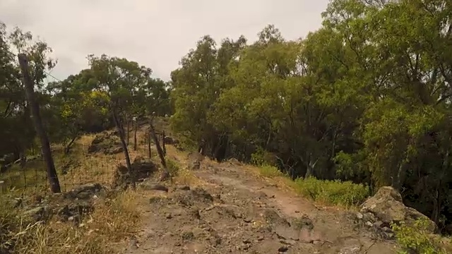 在阳光明媚的夏日里，漫步在火山的伊奥利亚岛上，地中海海景视频下载