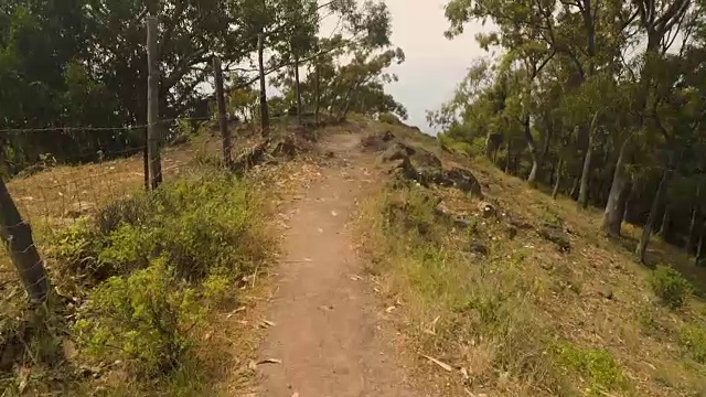 在阳光明媚的夏日里，漫步在火山的伊奥利亚岛上，地中海海景视频素材