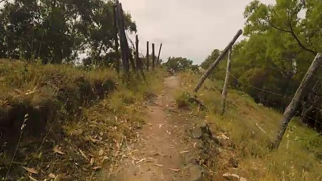 在阳光明媚的夏日里，漫步在火山的伊奥利亚岛上，地中海海景视频素材