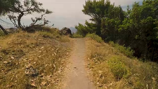 在阳光明媚的夏日里，漫步在火山的伊奥利亚岛上，地中海海景视频素材