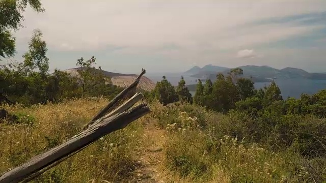 在阳光明媚的夏日里，漫步在火山的伊奥利亚岛上，地中海海景视频素材