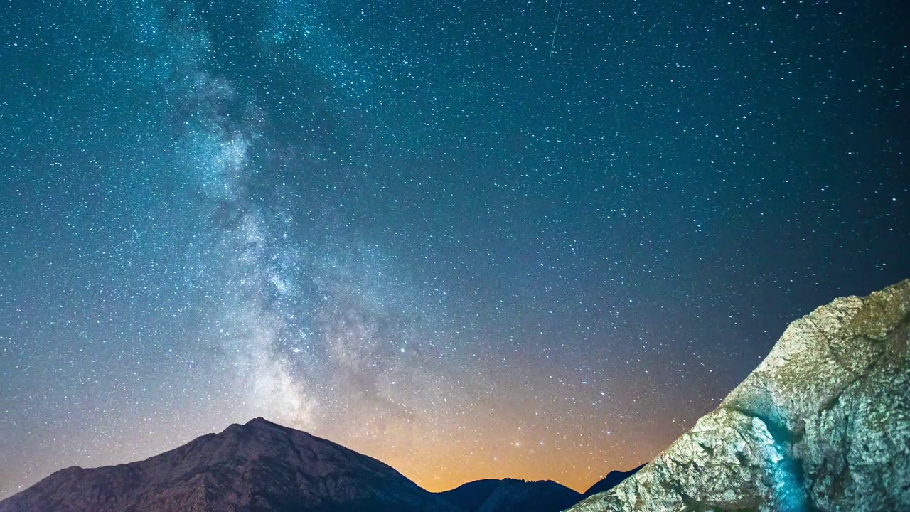 在夏夜的山川和银河中，拍摄了《星雨》视频素材