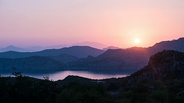 日落的时间流逝，山和海的观点视频素材