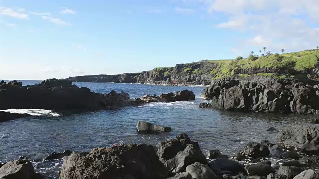 海浪与火山岩视频素材