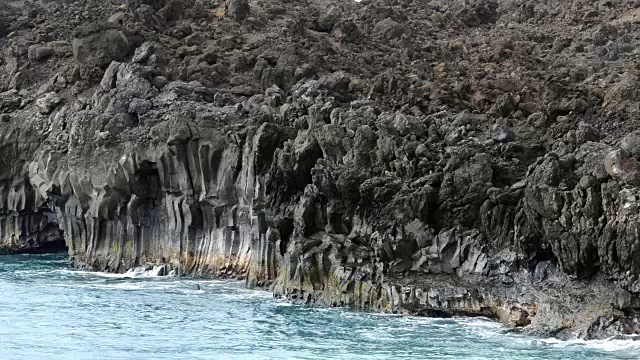 海浪撞击火山岩视频素材