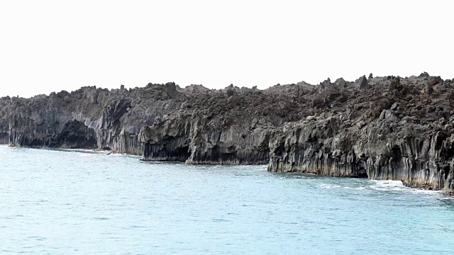 海浪撞击着火山岩视频下载