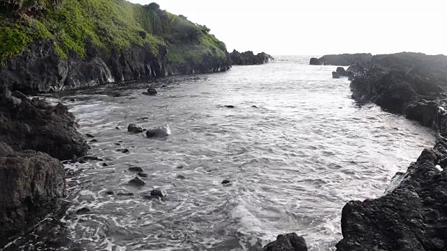 波浪在火山岩上跳舞视频素材