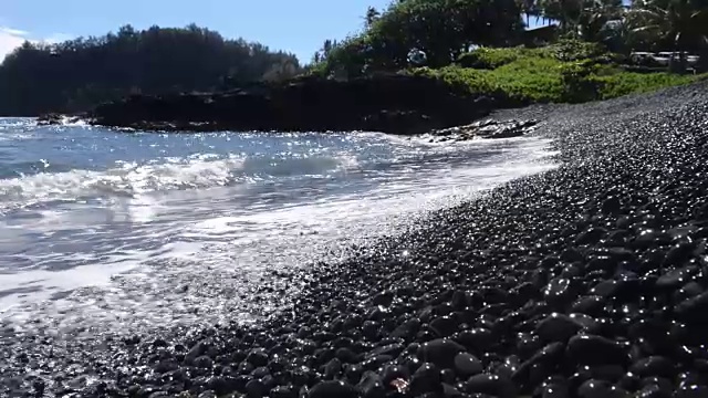 海浪冲刷岩石海滩视频素材