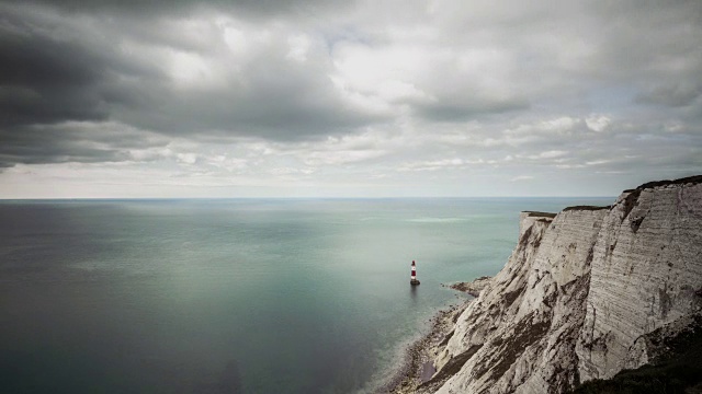 英国的南海岸，前景是比奇角的悬崖和比奇角灯塔视频素材