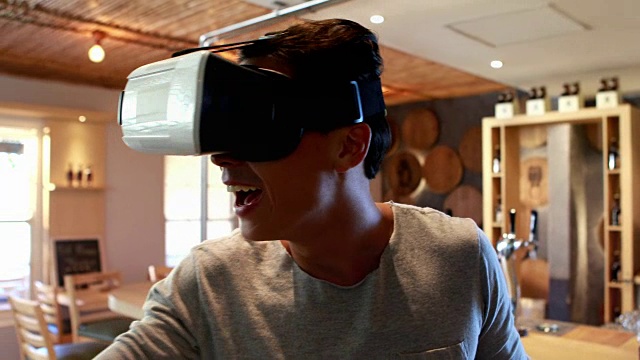 男人在餐厅使用虚拟现实耳机4k视频素材画面2