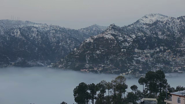 喜马偕尔邦索兰市降雪后的晨景。视频素材