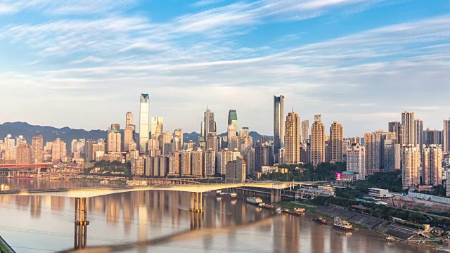现代建筑在云的天空中，靠近市中心的河流。时间流逝视频素材画面1