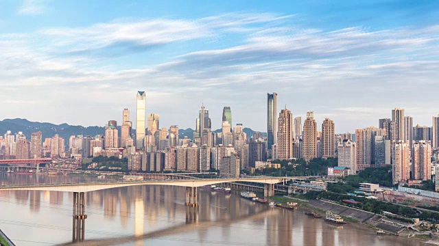 现代建筑在云的天空中，靠近市中心的河流。时间流逝视频素材画面2