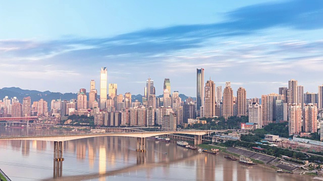 现代建筑在云的天空中，靠近市中心的河流。时间流逝视频素材画面3