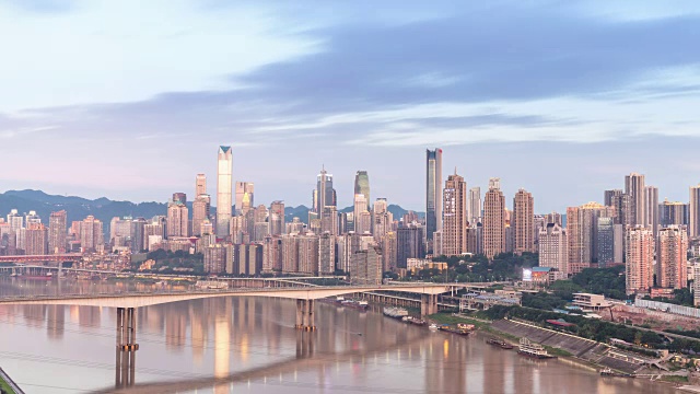 现代建筑在云的天空中，靠近市中心的河流。时间流逝视频素材画面4