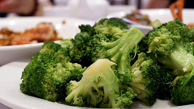 中餐厅蒸炒花椰菜的动作视频素材画面1