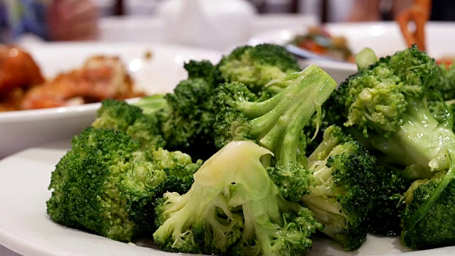 中餐厅蒸炒花椰菜的动作视频素材画面3