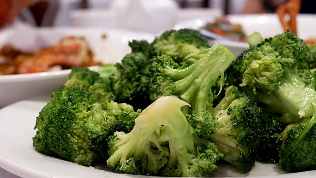 中餐厅蒸炒花椰菜的动作视频素材画面4