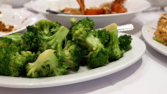 在中餐馆用平底锅蒸炒西兰花视频素材画面1