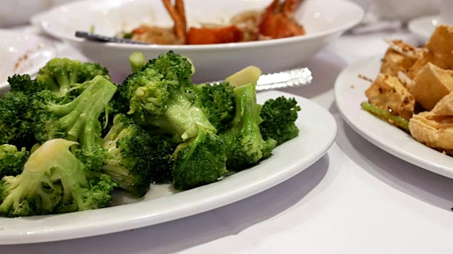 在中餐馆用平底锅蒸炒西兰花视频素材画面2