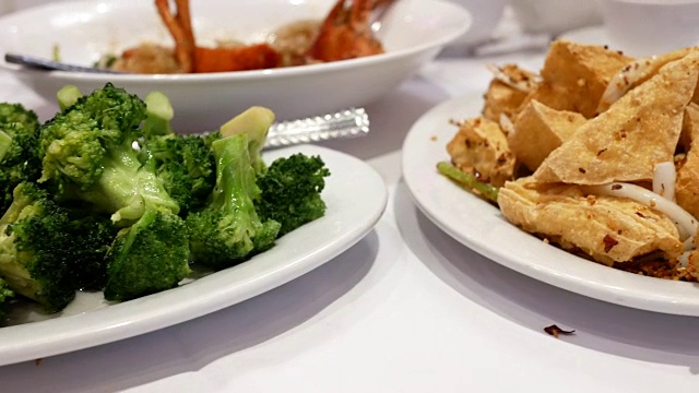 在中餐馆用平底锅蒸炒西兰花视频素材画面3