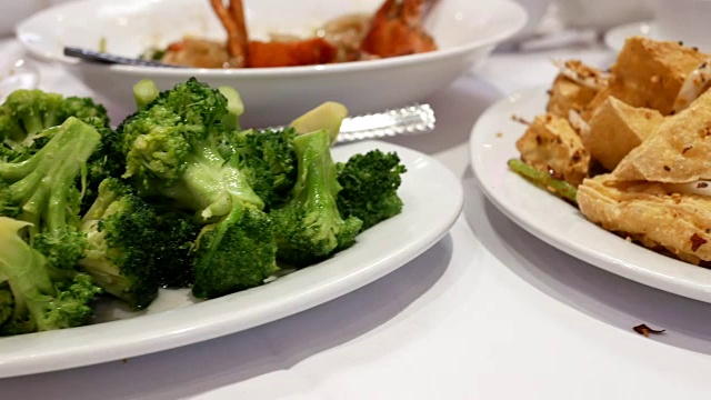 在中餐馆用平底锅蒸炒西兰花视频素材画面4