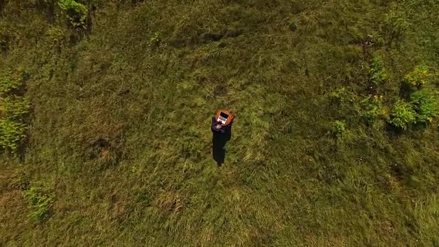商人从上面俯瞰田野视频素材画面2
