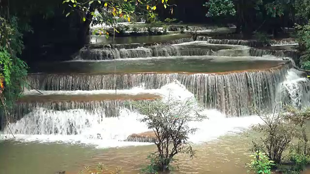 森林中的热带瀑布视频素材