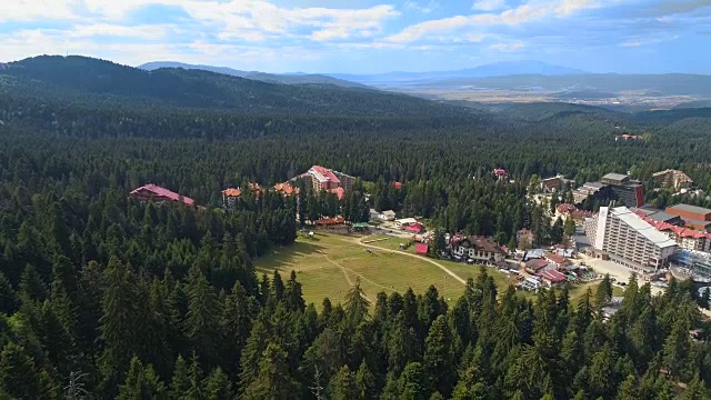 无人机拍摄的夏季空空如也的滑雪场视频素材