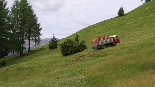 拖拉机在阿尔塔巴迪亚陡峭的草地上视频素材