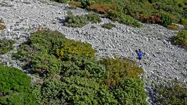 在一个阳光明媚的日子里，一个人跑上一座山，可以看到亚得里亚海的美丽景色视频素材