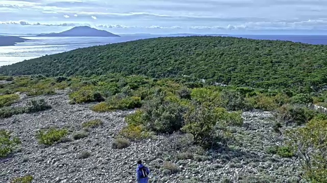 两名选手跑下落基山脉，俯瞰远处的亚得里亚海和岛屿视频素材