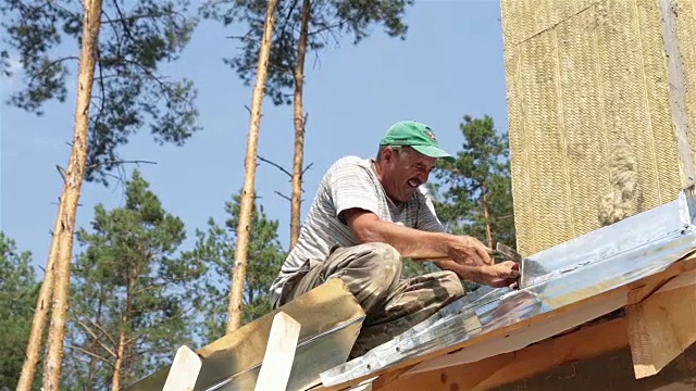 屋顶工人在屋顶上工作。视频素材画面3