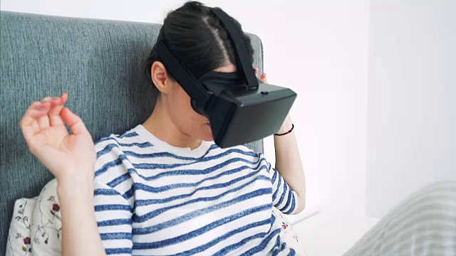 玩虚拟现实耳机。视频素材画面4