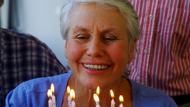 一位年长的女士和朋友一起庆祝生日视频素材