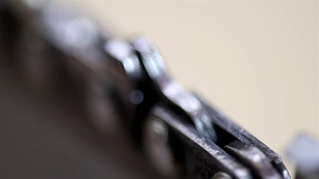 金属和锋利的链锯视频素材画面1