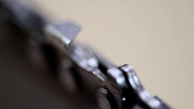 金属和锋利的链锯视频素材画面4