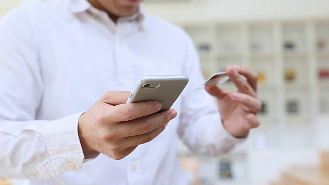 用手机和信用卡拉近双手视频素材画面1