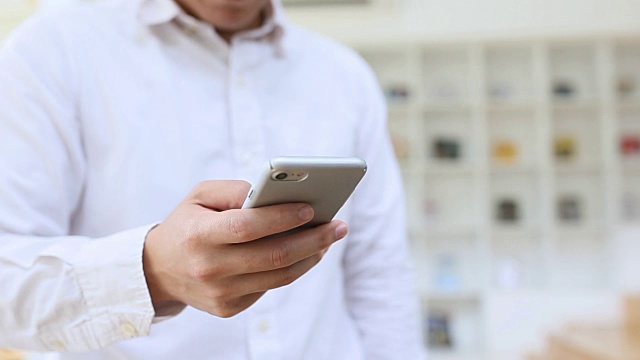 用手机和信用卡拉近双手视频素材画面3
