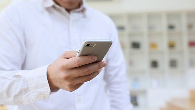 用手机和信用卡拉近双手视频素材画面4