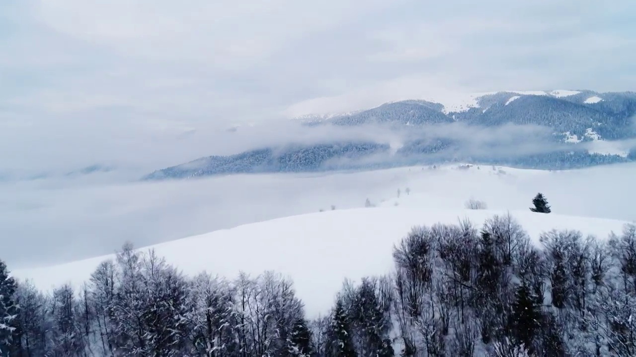 鸟瞰图在雾日落冬季山视频素材