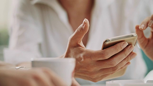 用手机发短信视频素材画面1