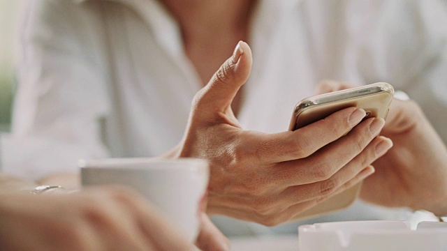 用手机发短信视频素材画面4