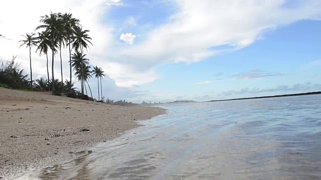 水冲到海滩上视频素材