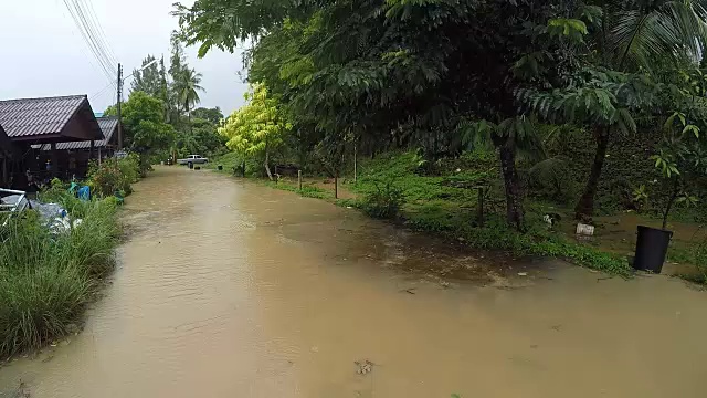 极端天气风暴期间街道被淹视频素材