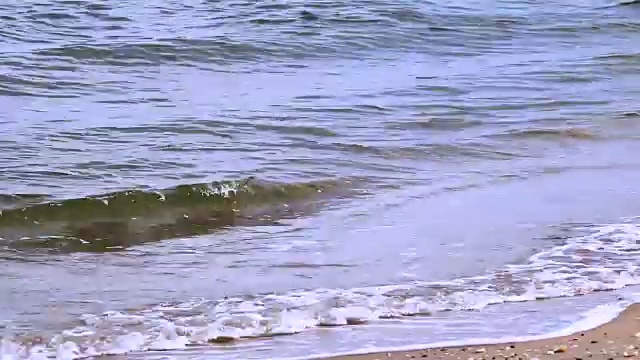 海浪从海里冲到沙滩上视频素材