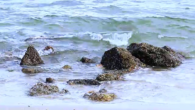 海浪从海里冲到沙滩上视频素材