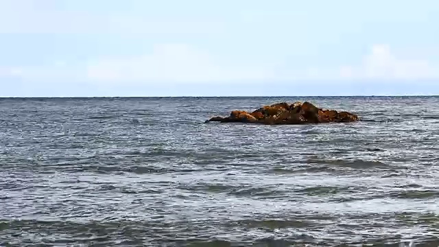 海浪从海里冲到沙滩上视频素材