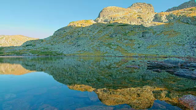 风景秀丽的日落时光流逝在高山湖泊和高岩石山峰之上视频素材