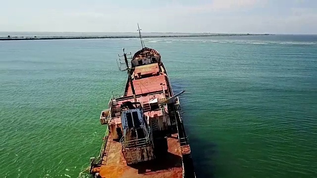 生锈的货轮沉船在退化的先进状态搁浅在浅水附近的苏里纳市，多瑙河三角洲，黑海，罗马尼亚，鸟瞰图视频素材